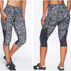 Athleta Spotty Up for Anything Crop pants with mesh and side pockets size s